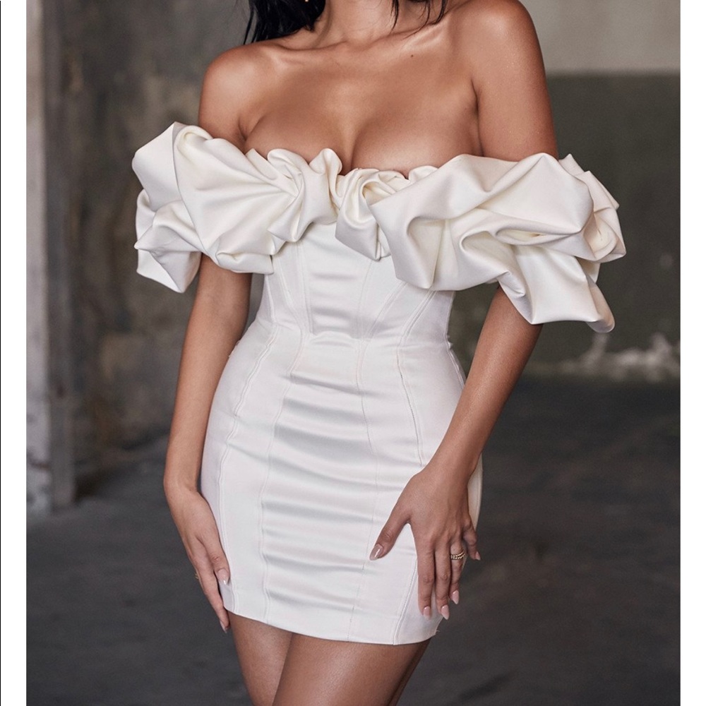 COPY - 🌹Selena ivory satin Ruffle strapless dress🌹